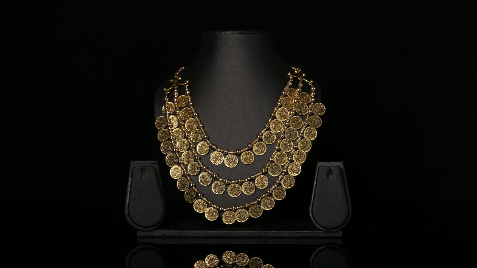 Goldschmuck auf dunklem Untergrund